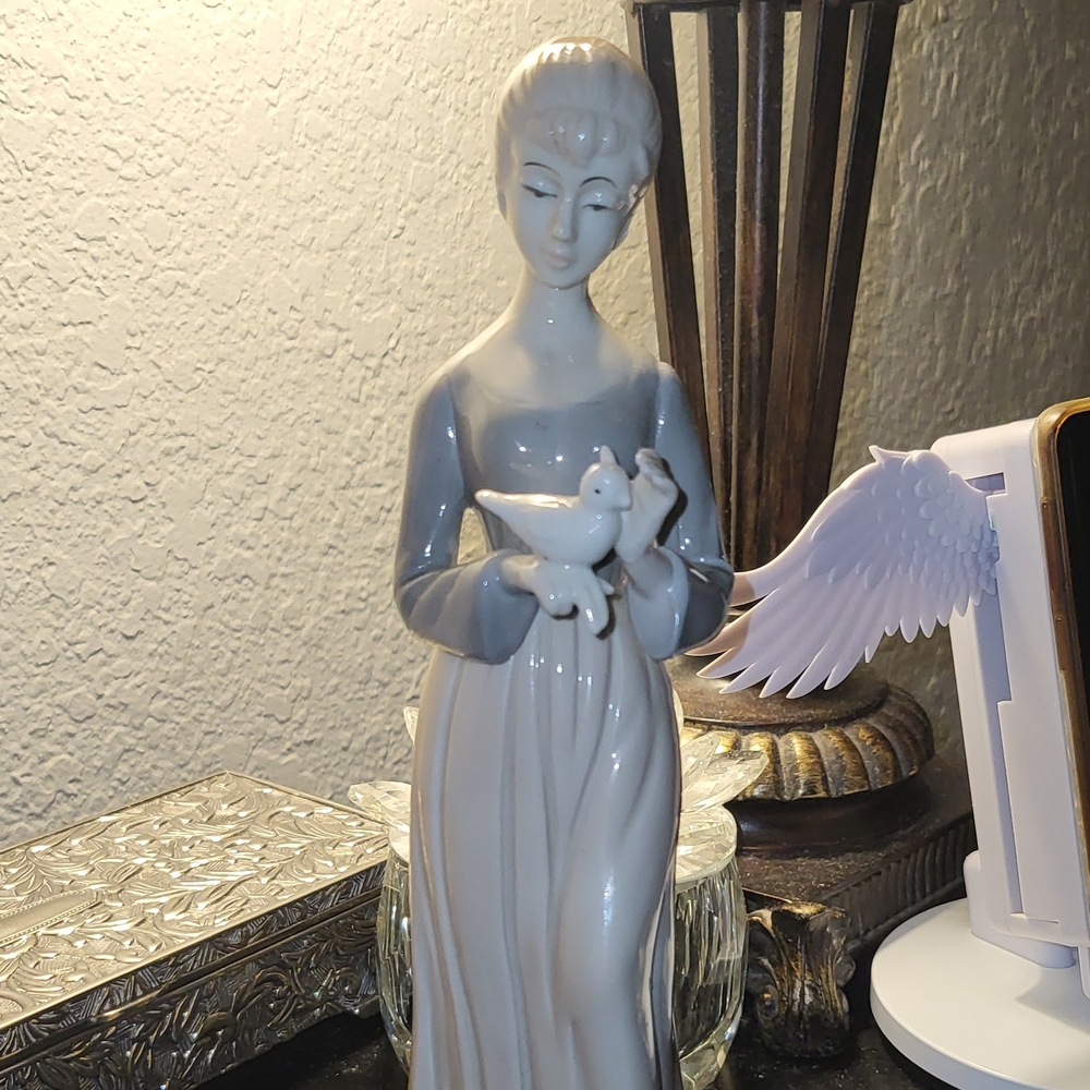 Serene Gray and White Sculpture
